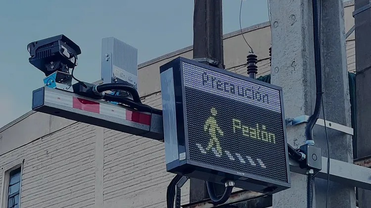 路口安全守護 — 佳捷智能攜手綠捷能智控推出行人警示解決方案